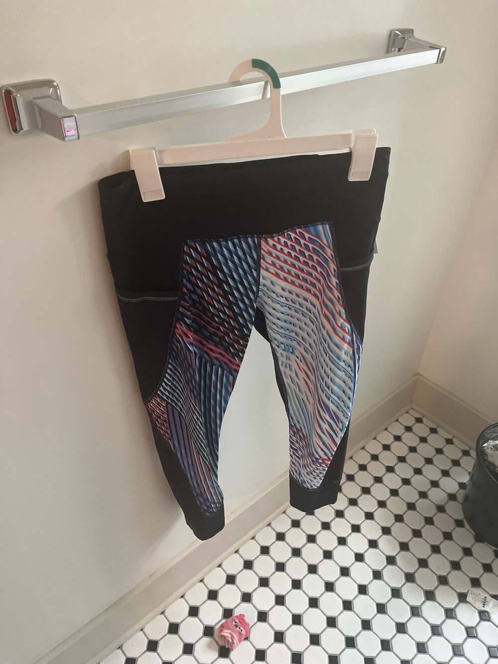 Athleta Mosaic Relay Capri 2.0 Cropped Leggings with Pockets Size Medium